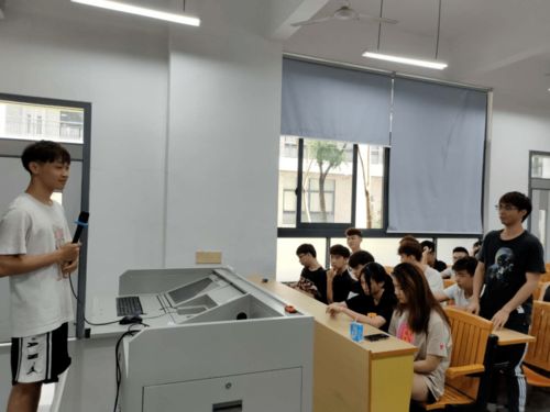 只爭(zhēng)朝夕，奮斗新學(xué)年——計(jì)算機(jī)網(wǎng)絡(luò)工程專業(yè)主題班會(huì)紀(jì)實(shí)